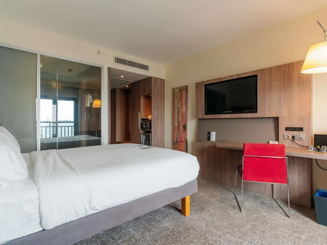 غرفة سوبيريور بسرير مزدوج بإطلالة على البحر، Novotel Istanbul Bosphorus Hotel 4/10