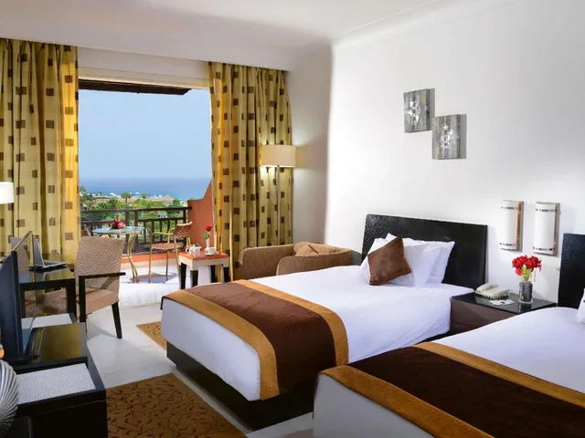 غرفة بريميوم بسريرين مزدوجين بإطلالة على البحر، Movenpick Resort El Sokhna 2/8