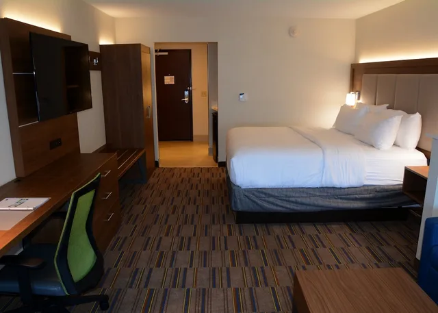 جناح بسرير كينج مع أريكة، Holiday Inn Express Suites Pittsburgh Monroeville 4/4