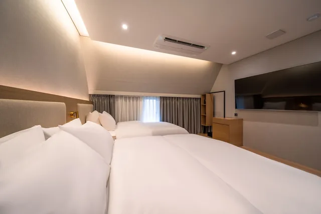Standard, 1 Queen and 1 Single Bed, Comfort inn Yeouido 1/4
