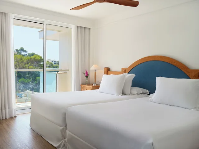 جناح جونيور مفردة بسريرين منفصلين بإطلالة جزئية على البحر مع أريكة، H10 Blue Mar - Adults Only 1/10
