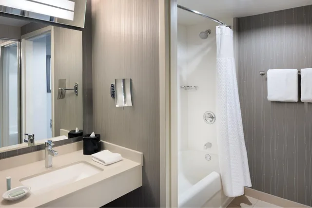 غرفة بسريرين كوين في طابق مرتفع، Courtyard Chicago Downtown/Magnificent Mile 3/8