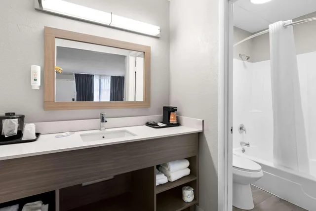 غرفة بسرير كينج للمدخنين، Quality Inn Nashville - Opryland Area 4/4
