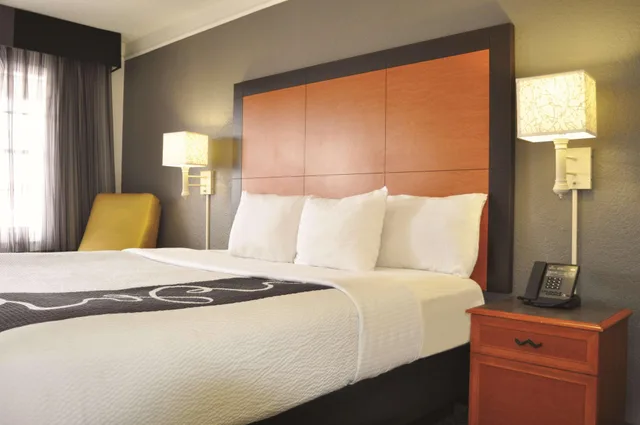 غرفة بسرير كينج، La Quinta Inn by Wyndham Dallas Uptown 4/5