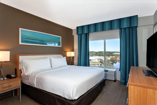 غرفة بسرير كينج بإطلالة على البحيرة، Holiday Inn St Augustine World Golf 1/5