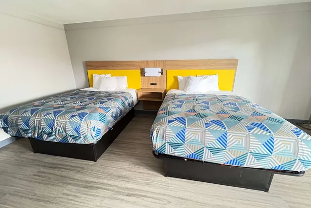 Room, 2 Double Beds, Days Inn By Wyndham Gonzales 3/9