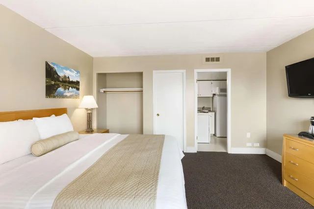 Room, Triple, King Bed, Days Inn By Wyndham Golden 1/3