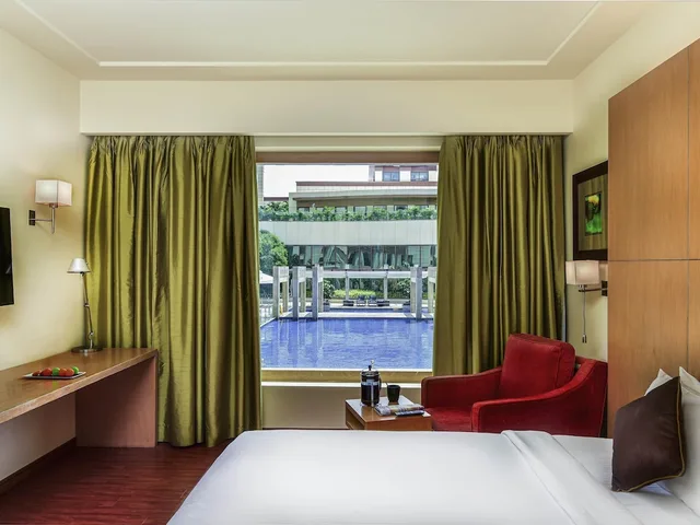 Premier, King Bed, Pool View, Lounge Access, NOVOTEL HYDERABAD AIRPORT 2/7