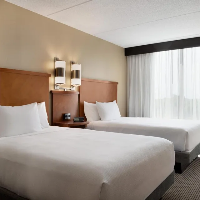 غرفة بسريرين مزدوجين مع أريكة في طابق مرتفع، Hyatt Place Chicago/Hoffman Estates 1/3