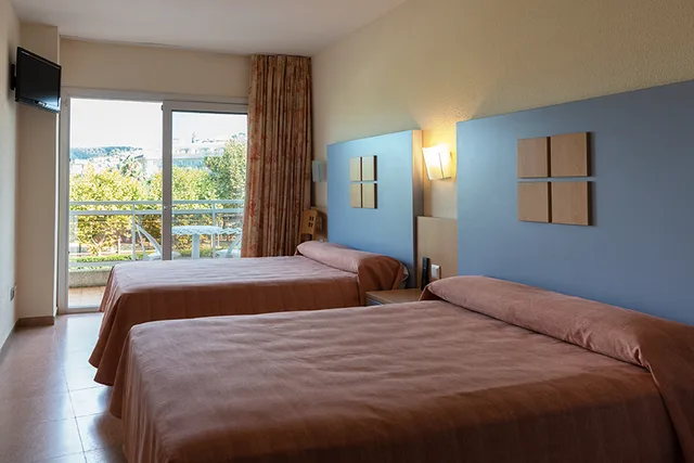 غرفة قياسية رباعية بسرير مزدوج، Caprici Beach Hotel & Spa 1/4