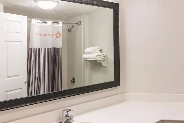 غرفة ديلوكس بسرير كينج، La Quinta Inn And Suites By Wyndham Orlando Airport North 9/9