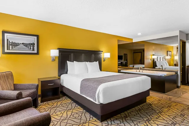 Spa, King Bed, Jetted Tub، Best Western Of Harbor Springs 1/4