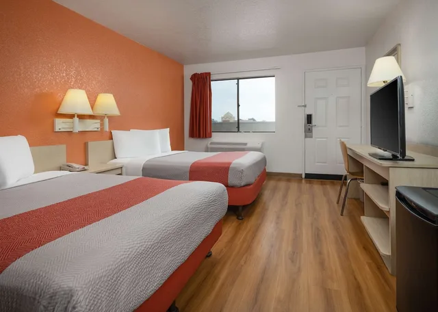غرفة قياسية بسريرين مزدوجين، Motel6 Buena Park, CA - Knotts Berry Farm - Disneyland 3/10