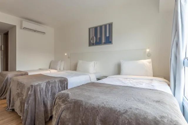 غرفة قياسية ثلاثية بثلاثة أسرّة، ATH Hotel - Americas Townhouse 1/4