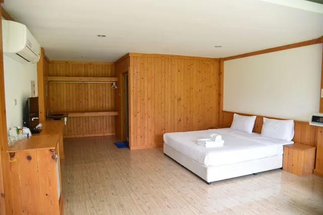 Sea Breeze, King Bed, Z-Touch Lipe Island Resort 3/5