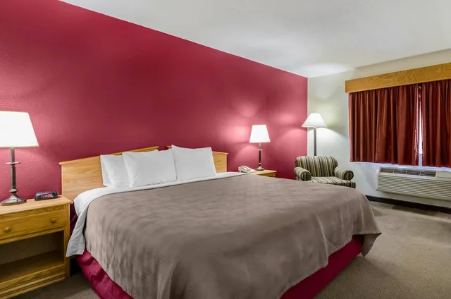 غرفة قياسية بسرير كينج، Rodeway Inn Hesston, KS 5/9