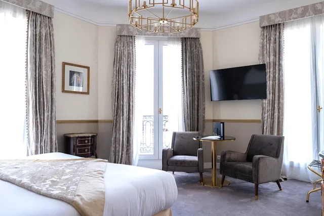 جناح جونيور بسرير كوين، Hotel Claridge 3/10