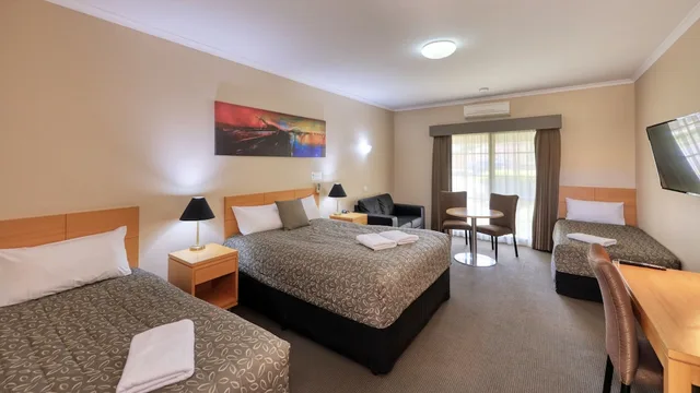 Deluxe, Triple, Queen and Twin Beds, Top of the Town Motel Benalla 1/2