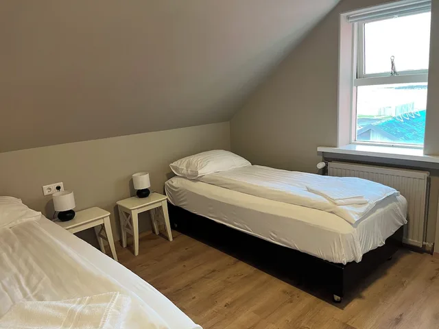 شقة بسرير كينج وسريرين منفصلين بغرفتي نوم مع أريكة، Guesthouse Hvammur 1/7