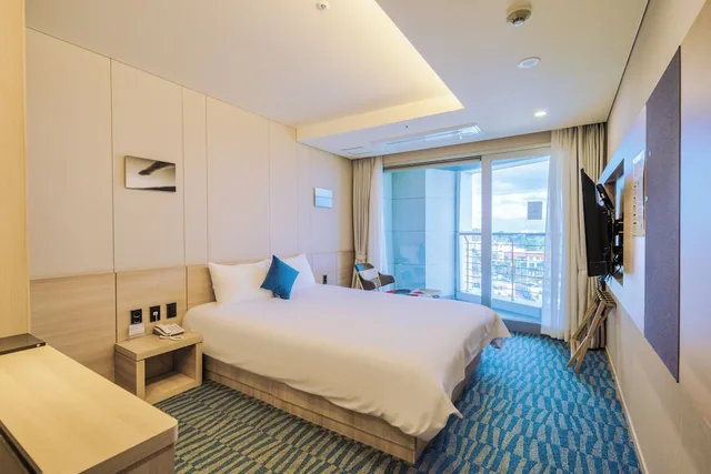 غرفة ديلوكس بسرير كوين بشرفة بإطلالة جزئية على البحر، Hotel Bridge Seogwipo 4/9