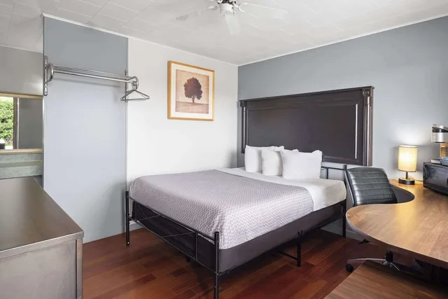 غرفة بسرير كوين، Travelodge by Wyndham Grand Falls 2/3