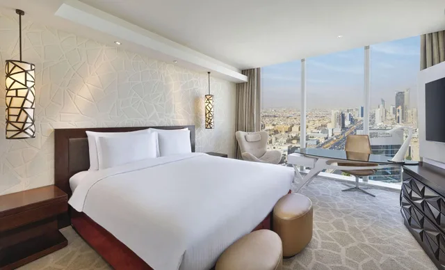 غرفة ديلوكس بسرير مزدوج بإطلالة على المدينة، فندق برج رافال(JW Marriott Hotel Riyadh) 2/7