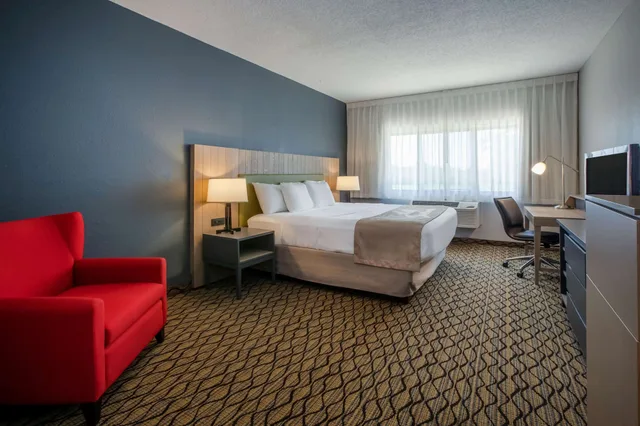 غرفة بسرير كينج، Days Inn & Suites by Wyndham Rochester Hills MI 2/3