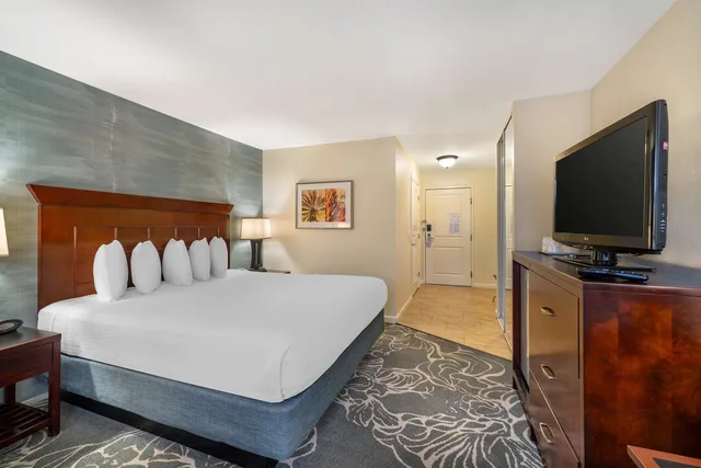 غرفة بسرير كينج لذوي الإعاقة، Best Western Plus Carpinteria Inn 2/4