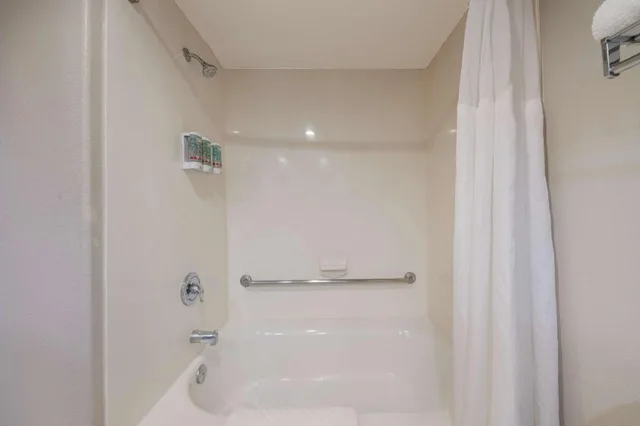 غرفة كبيرة بسرير كينج بحوض جاكوزي، Best Western Lanai Garden Inn & Suites 5/6