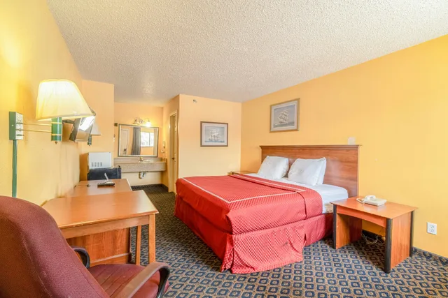 غرفة بسرير كينج لغير المدخنين، OYO Budget Inn Falfurrias Hwy 281 2/9
