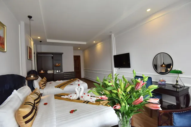 Family Suite, 1 Single and 2 Queen Beds, City View, Balcony, S Central Hotel 2/4