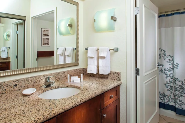 جناح بسرير كينج بغرفة نوم واحدة مع أريكة، Residence Inn by Marriott Daytona Beach Speedway/Airport 1/4
