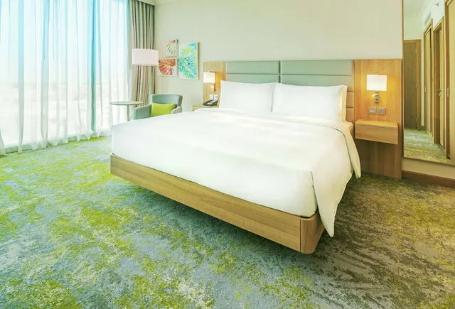 غرفة قياسية بسرير كينج لذوي الإعاقة، Hilton Garden Inn Kuwait 5/10