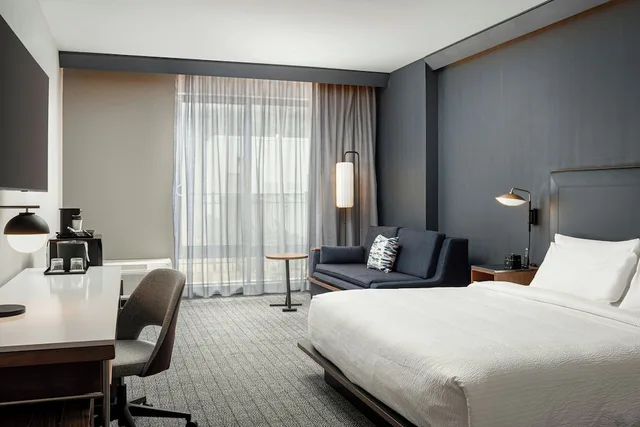 غرفة بسرير كينج مع أريكة، Courtyard by Marriott Cleveland TN 2/8