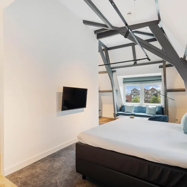 جناح، Hotel Maassluis 6/10
