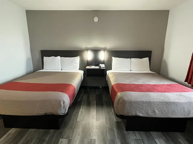 غرفة قياسية بسريرين مزدوجين، Motel6 Urbana, IL 1/8