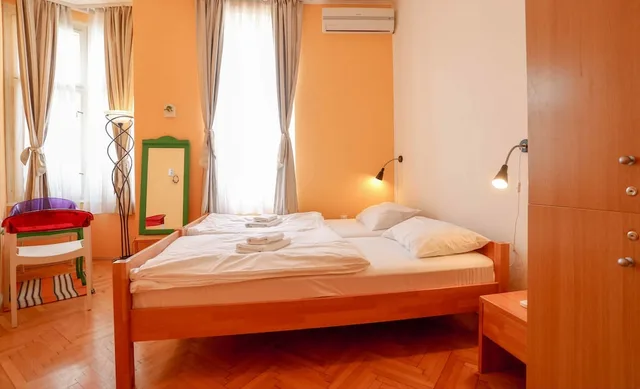 غرفة بسرير مزدوج أو سريرين منفصلين بإطلالة على المدينة بحمام مشترك، Hostel Pigeon Square 1/3