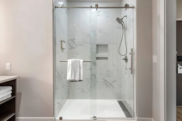 غرفة قياسية بسريرين كوين مع أريكة، Cambria Hotel Austin Uptown near the Domain 6/7