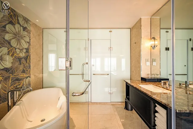 غرفة بريميير فاخرة بسرير كينج بإطلالة على المدينة بشرفة، La Vela Saigon Hotel 5/5