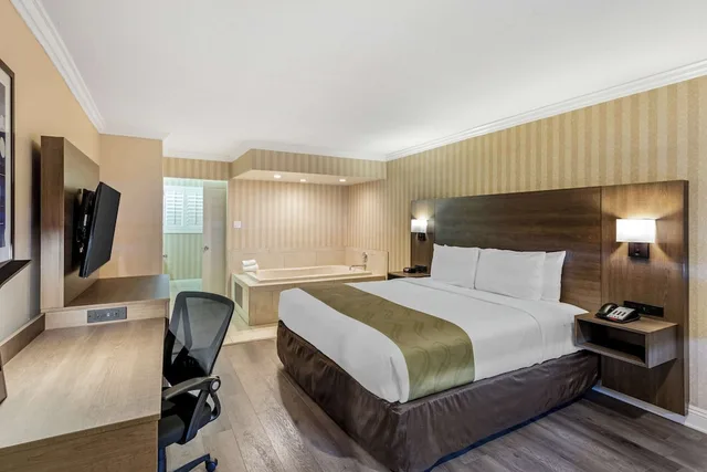 Deluxe, King Bed, Hot Tub, Quality Inn Suites Anaheim Maingate 3/5