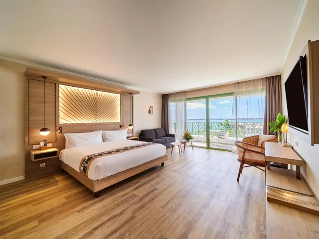 غرفة بريميير بسرير كينج بإطلالة على البحر مع أريكة، Hilton Hotel Tahiti 1/3