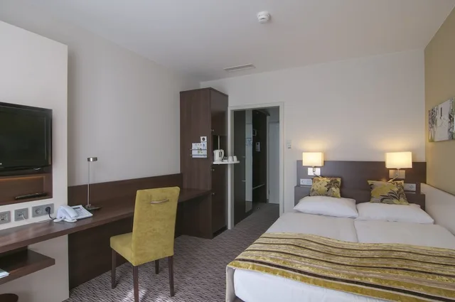 غرفة قياسية بسرير مزدوج، Holiday Inn Munchen Unterhaching 6/7