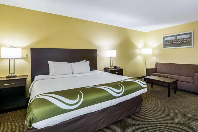 غرفة بسرير كينج لذوي الإعاقة، Quality Inn & Suites Greensburg I-74 2/2