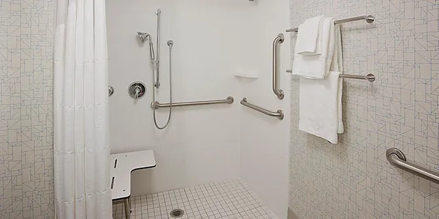 غرفة قياسية بسرير كينج لذوي الإعاقة، Holiday Inn Express Hotel And Suites Brampton 6/6