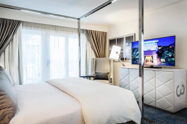 غرفة بسرير مزدوج بإطلالة على المسبح، Hotel Amarano Burbank 2/6