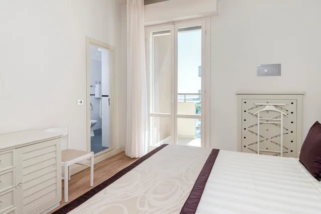 غرفة كلاسيكية ثلاثية بسرير مزدوج وسرير فردي، Hotel Diplomatic 2/5