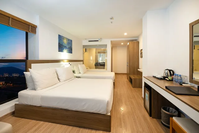 غرفة تنفيذية ثلاثية بسرير كوين وسرير فردي بإطلالة على الجبل بشرفة، An Vista Hotel 6/10