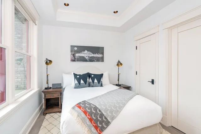 غرفة بسرير كينج وسريرين كوين بـ3 غرف نوم، The Auberge Residences at Element 52 2/10