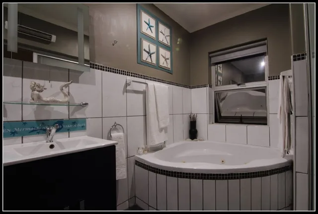 1 Bedroom, Luxury, Suite, Queen Bed, Cocomo Guesthouse Spa And Conference Centre 2/2