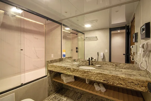 غرفة فاخرة بسرير كينج بحوض استحمام، Mirasol Copacabana Hotel 9/10